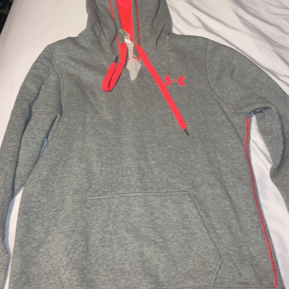 Women’s under armour sweatshirt size medium very comfy!